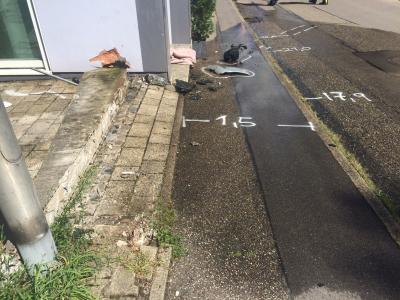 Benningen: Mercedes faehrt gegen Mauer - Passant und Fahrer verletzt